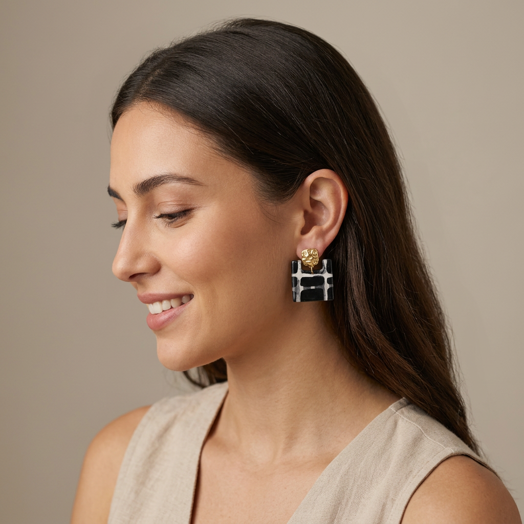 Boucles d'oreilles  Ṭā'ila | Papier Népalais Lokta Bleu & Beige | Clous Martelés